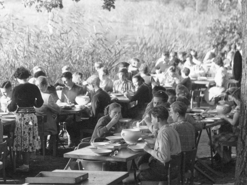 Gemeinsames Essen im Freien, ca. Ende 1950er Jahre.
Copyright: Knut Hickethier
